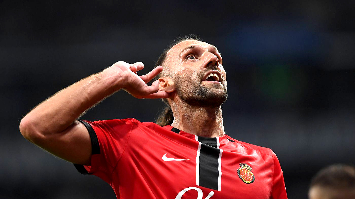 Ведат Мурики празднует гол